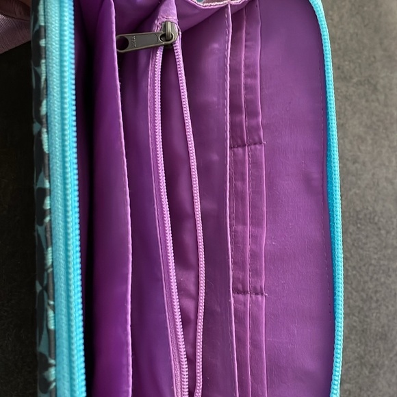 Malia designs zippered wristlet. - Picture 4 of 8